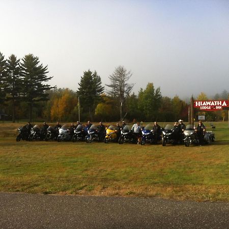 איגל ריבר Hiawatha Lodge Inn מראה חיצוני תמונה