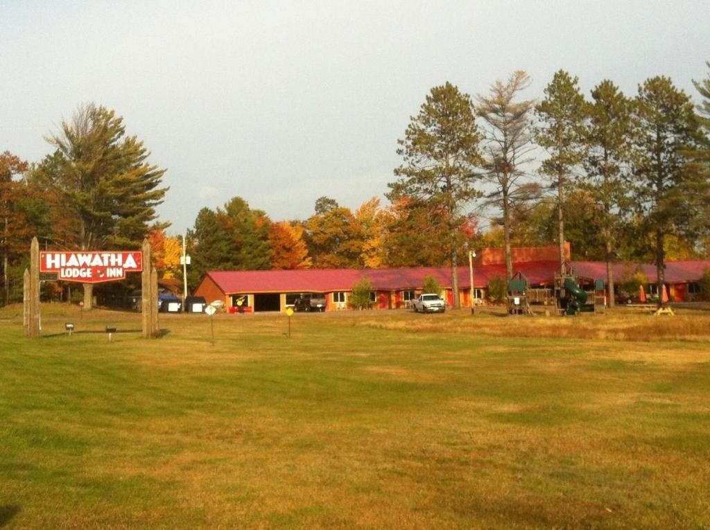 איגל ריבר Hiawatha Lodge Inn מראה חיצוני תמונה