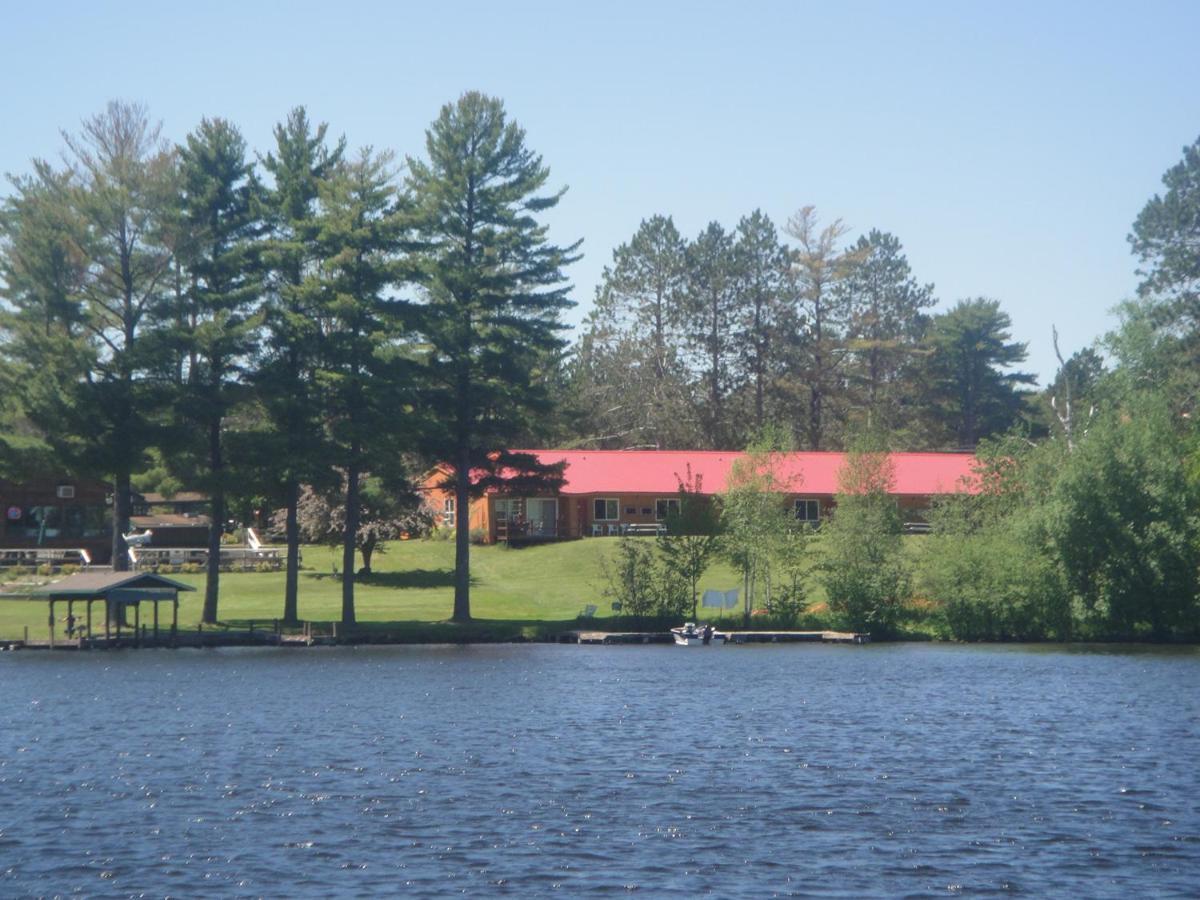 איגל ריבר Hiawatha Lodge Inn מראה חיצוני תמונה