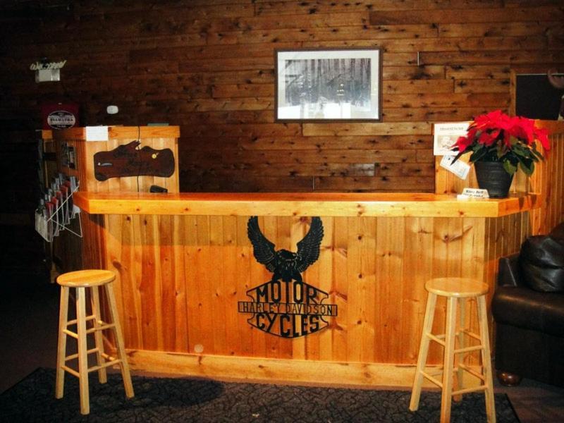 איגל ריבר Hiawatha Lodge Inn מראה חיצוני תמונה