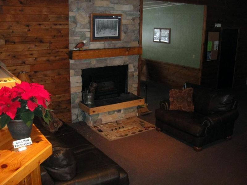 איגל ריבר Hiawatha Lodge Inn מראה חיצוני תמונה