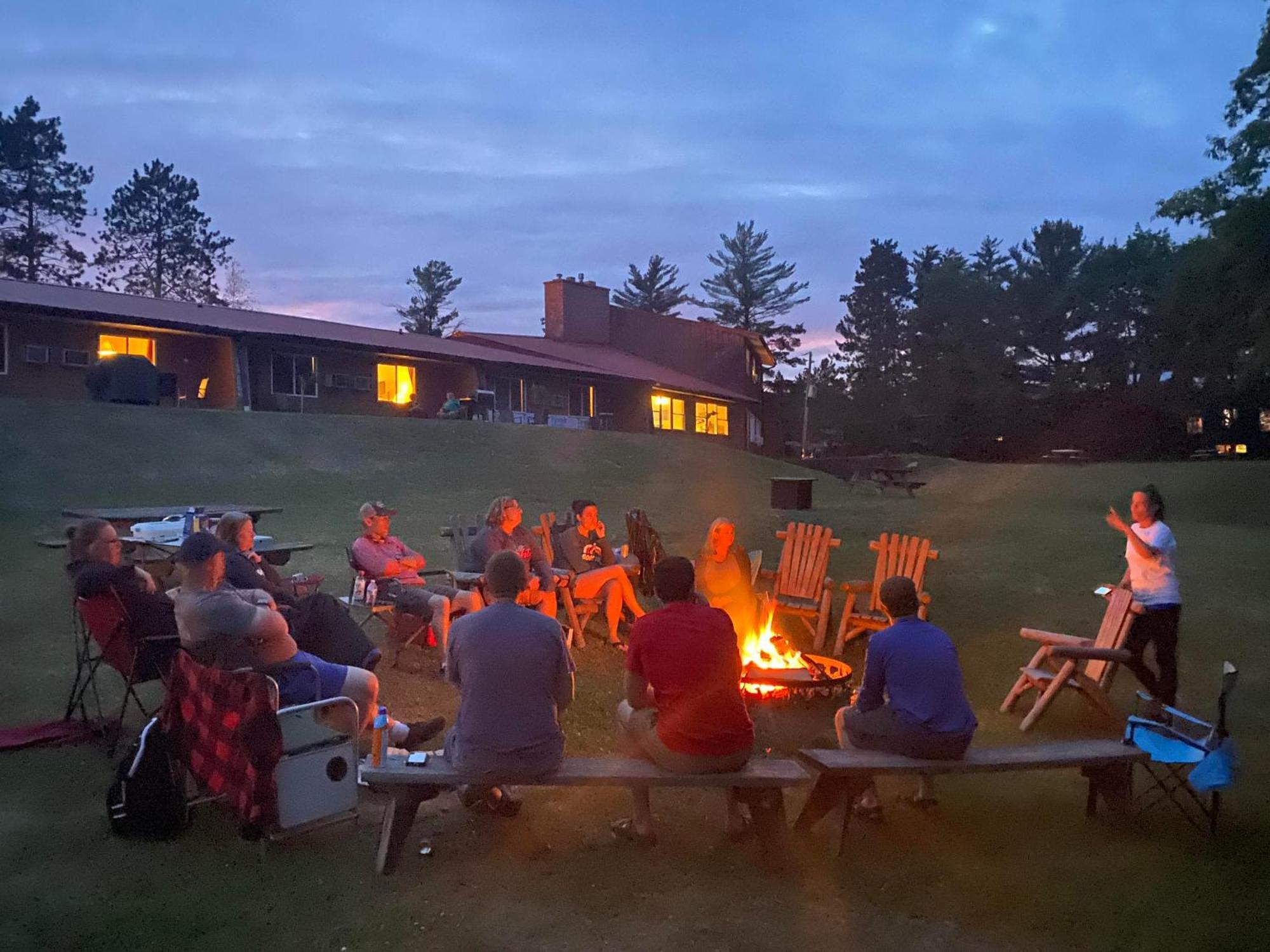 איגל ריבר Hiawatha Lodge Inn מראה חיצוני תמונה