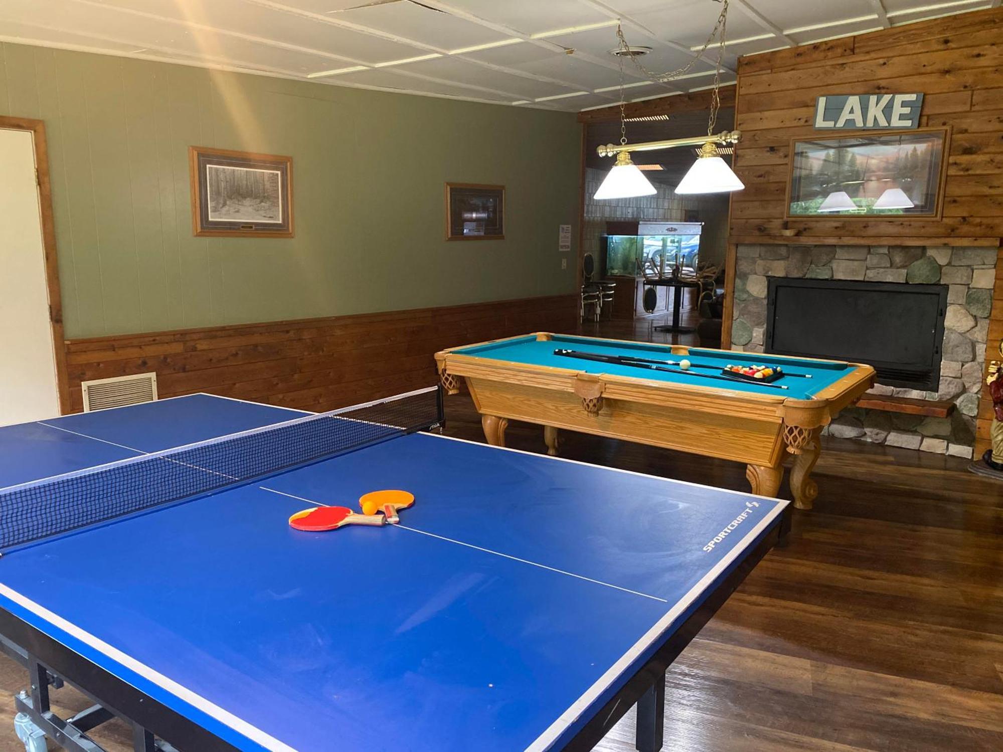 איגל ריבר Hiawatha Lodge Inn מראה חיצוני תמונה