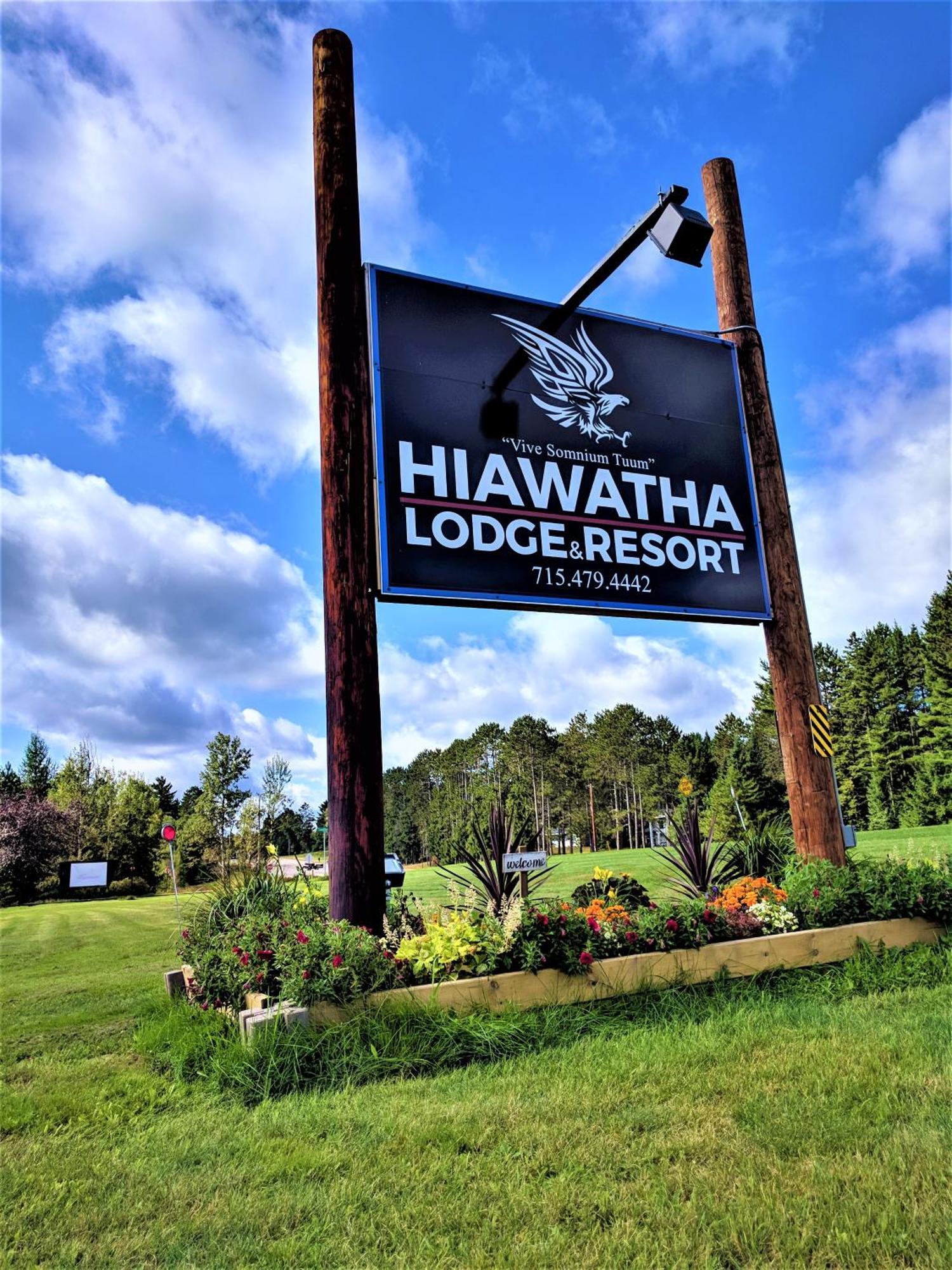 איגל ריבר Hiawatha Lodge Inn מראה חיצוני תמונה
