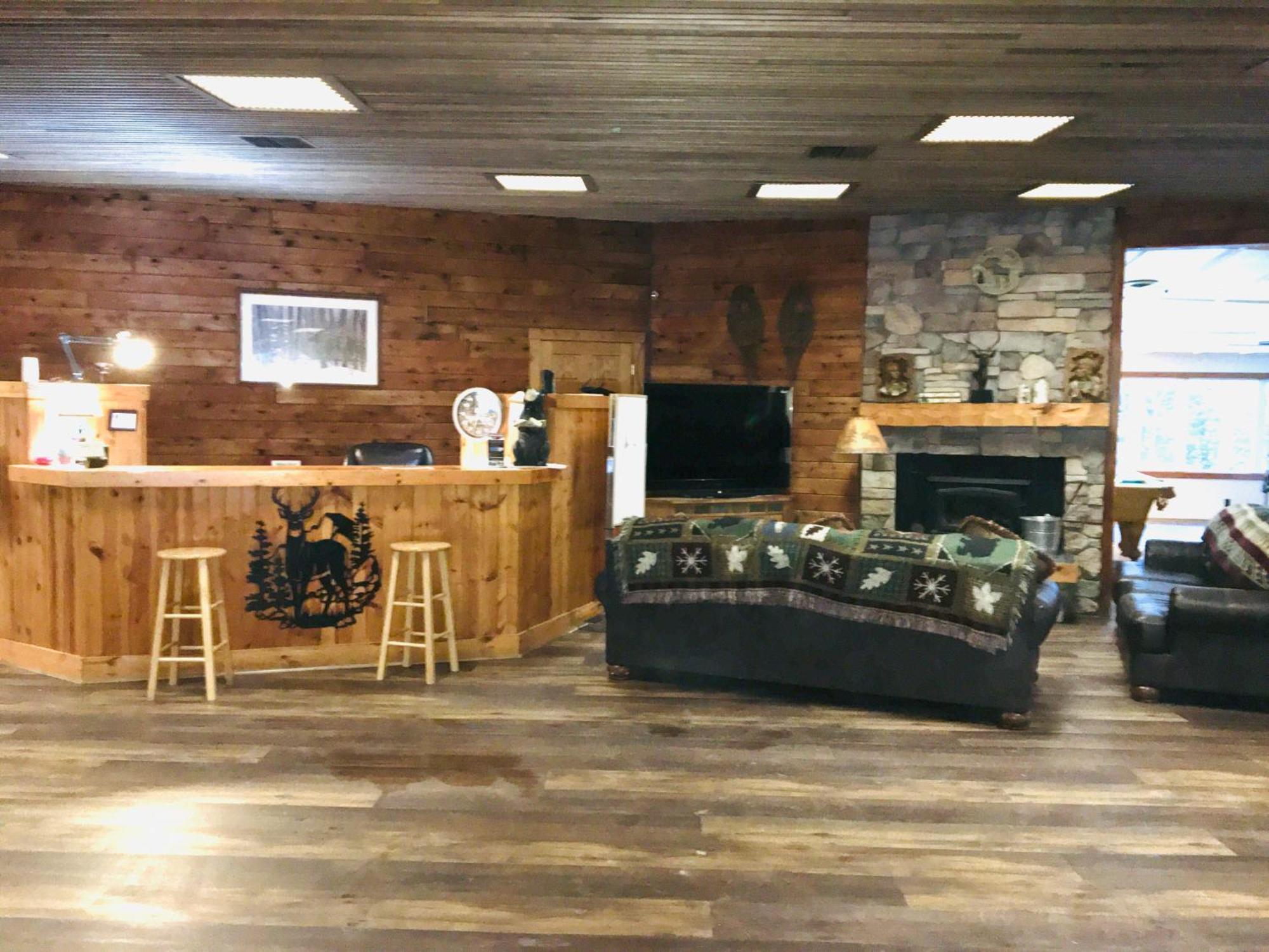 איגל ריבר Hiawatha Lodge Inn מראה חיצוני תמונה