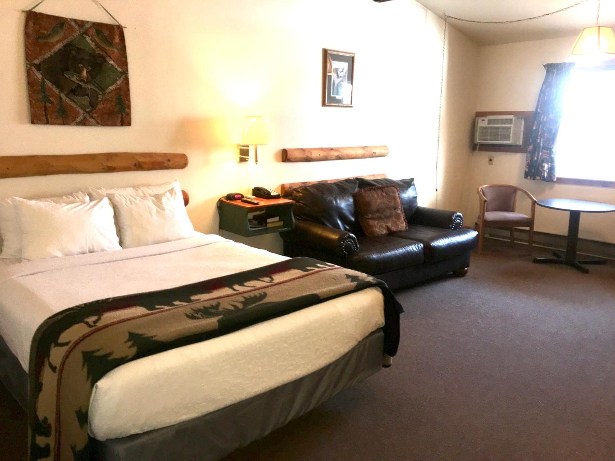 איגל ריבר Hiawatha Lodge Inn מראה חיצוני תמונה