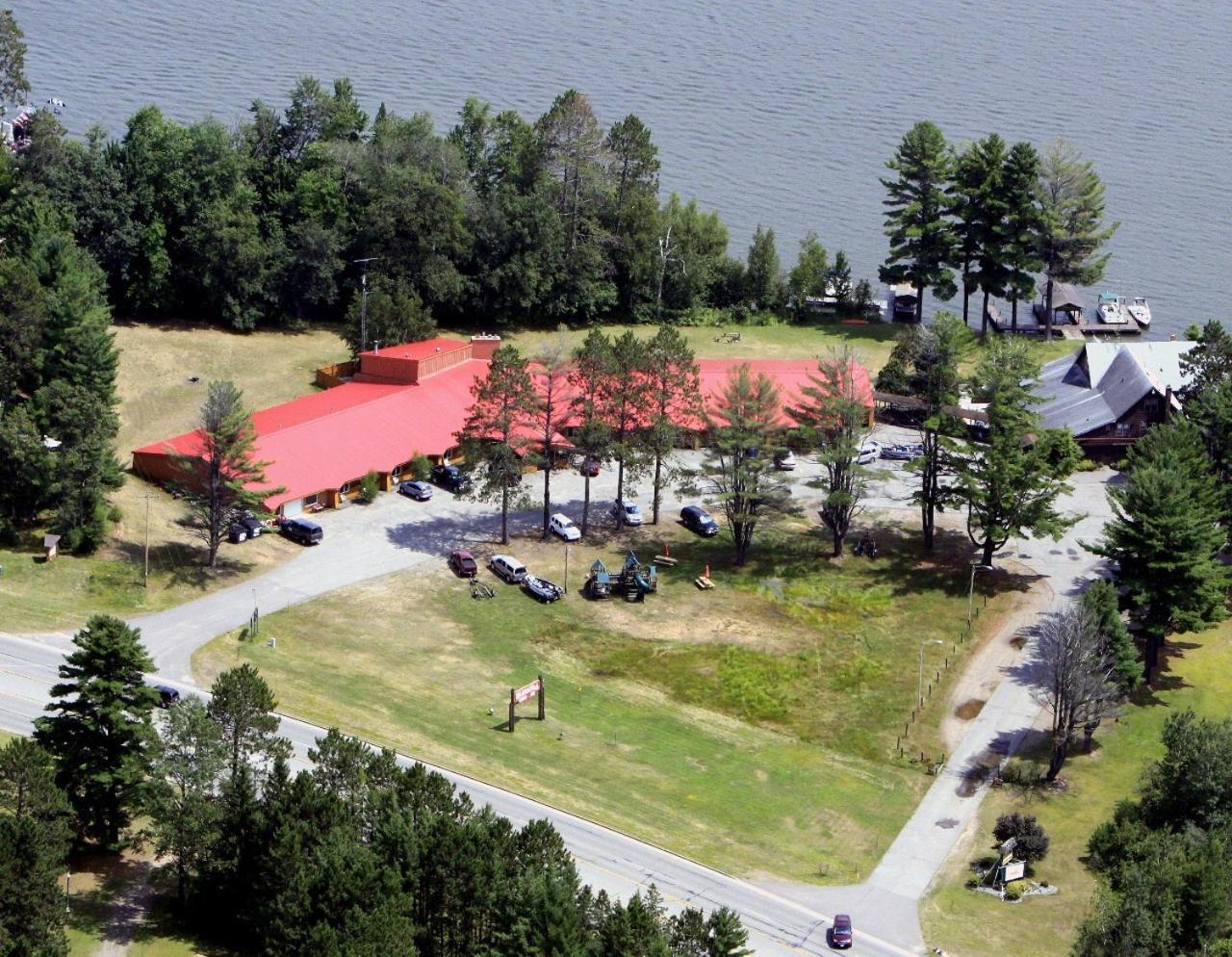 איגל ריבר Hiawatha Lodge Inn מראה חיצוני תמונה