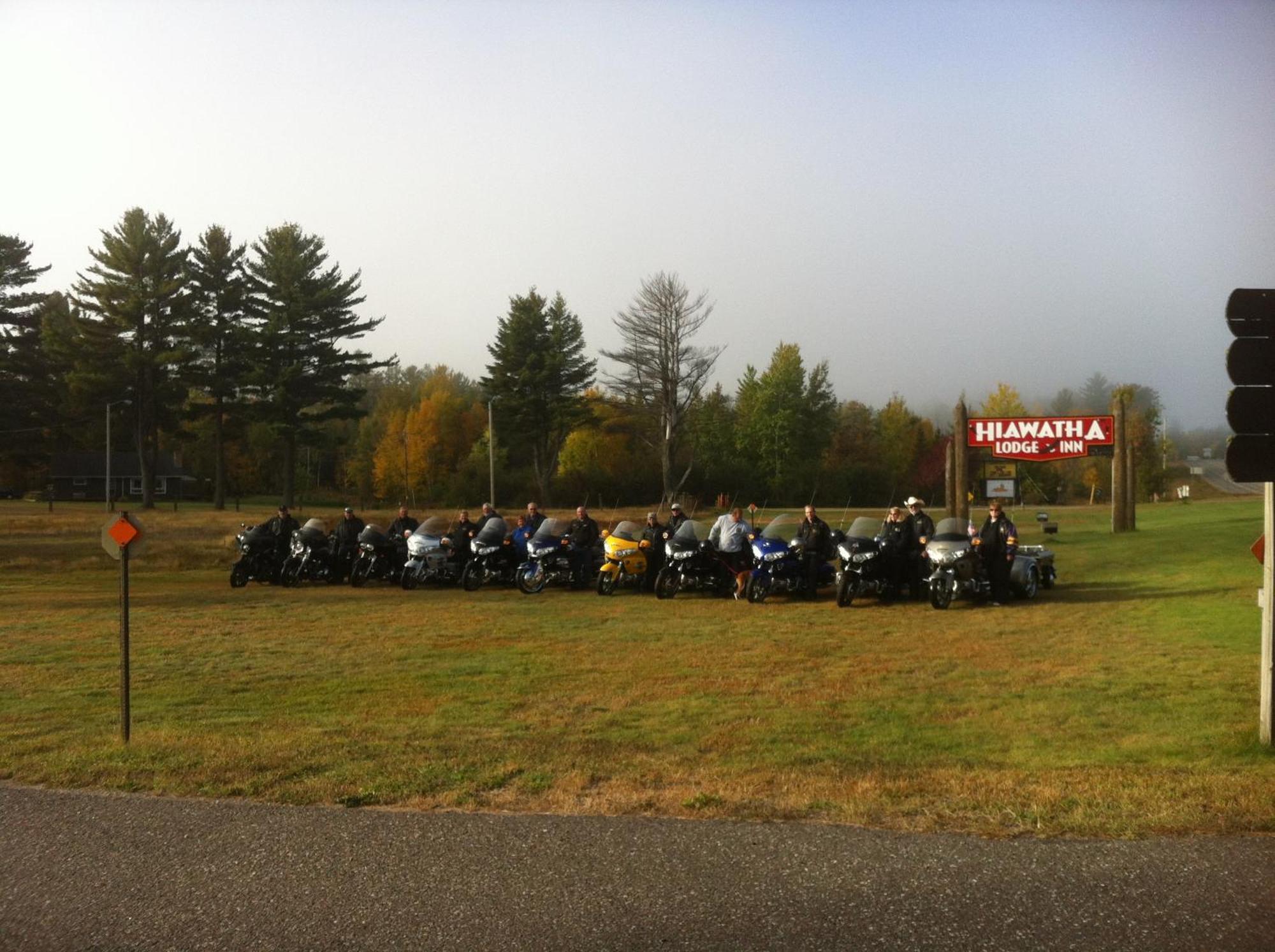 איגל ריבר Hiawatha Lodge Inn מראה חיצוני תמונה